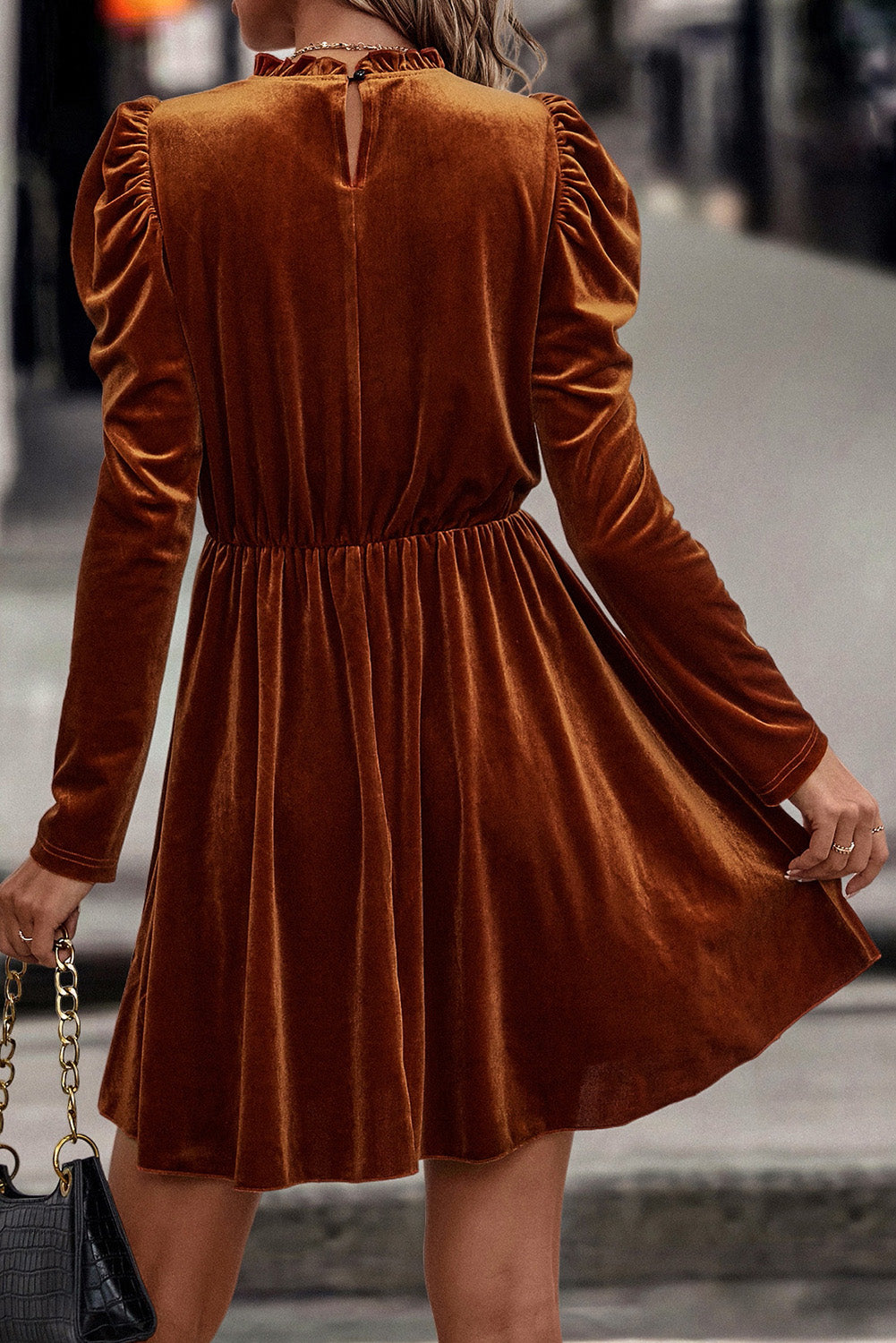 Kastanienbraunes Swing-Kleid aus Samt mit Rüschenkragen und Gigot-Ärmeln