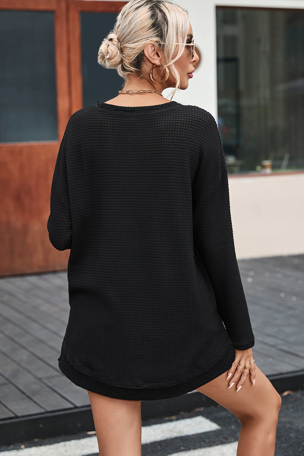 Schwarzes Oversize-Oberteil mit hohen Schlitzen und Waffelstrick
