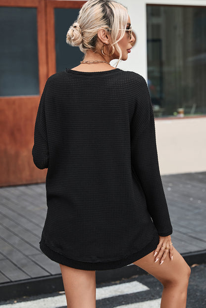 Schwarzes Oversize-Oberteil mit hohen Schlitzen und Waffelstrick