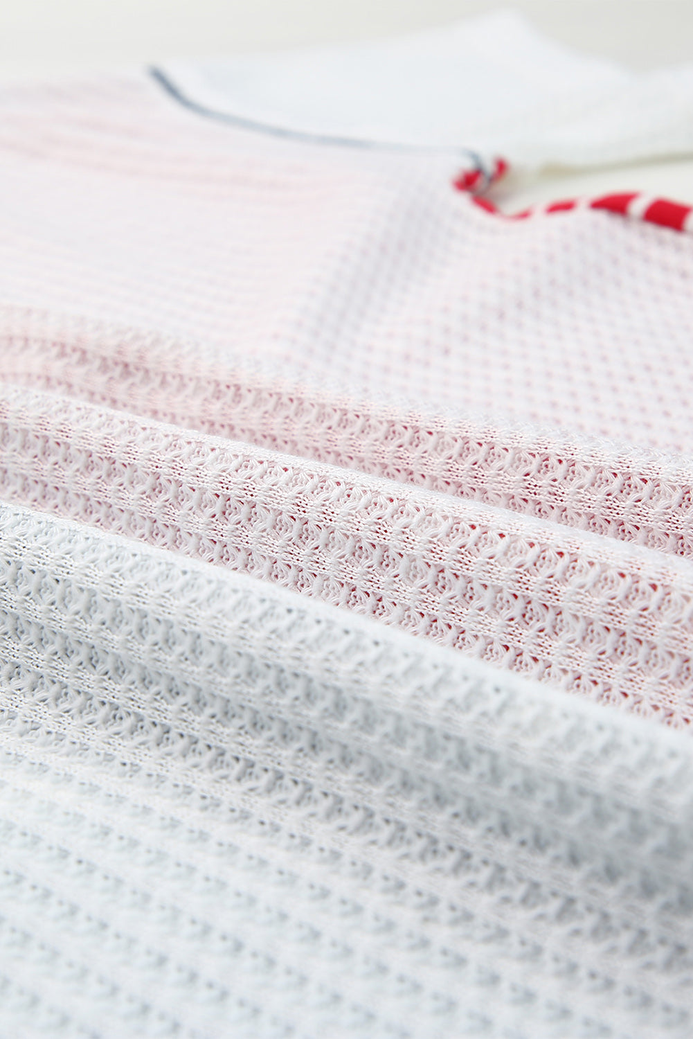Strickoberteil mit kurzen Ärmeln und mehrfarbigen Streifen und Sternen