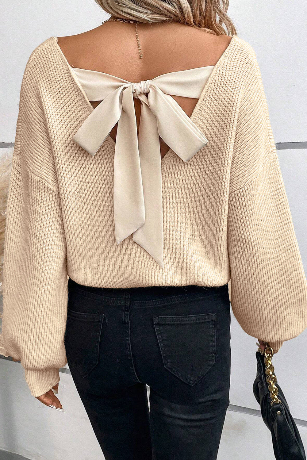 Aprikosenfarbener Pullover mit Laternenärmeln und V-Ausschnitt und Knoten hinten