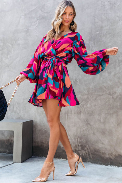 Feuerrotes Minikleid mit abstraktem Print und Gürtel und Puffärmeln