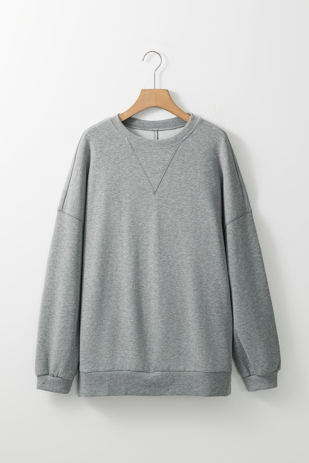 Mittelgraues Oversize-Oberteil mit seitlichem Schlitz und überschnittener Schulter