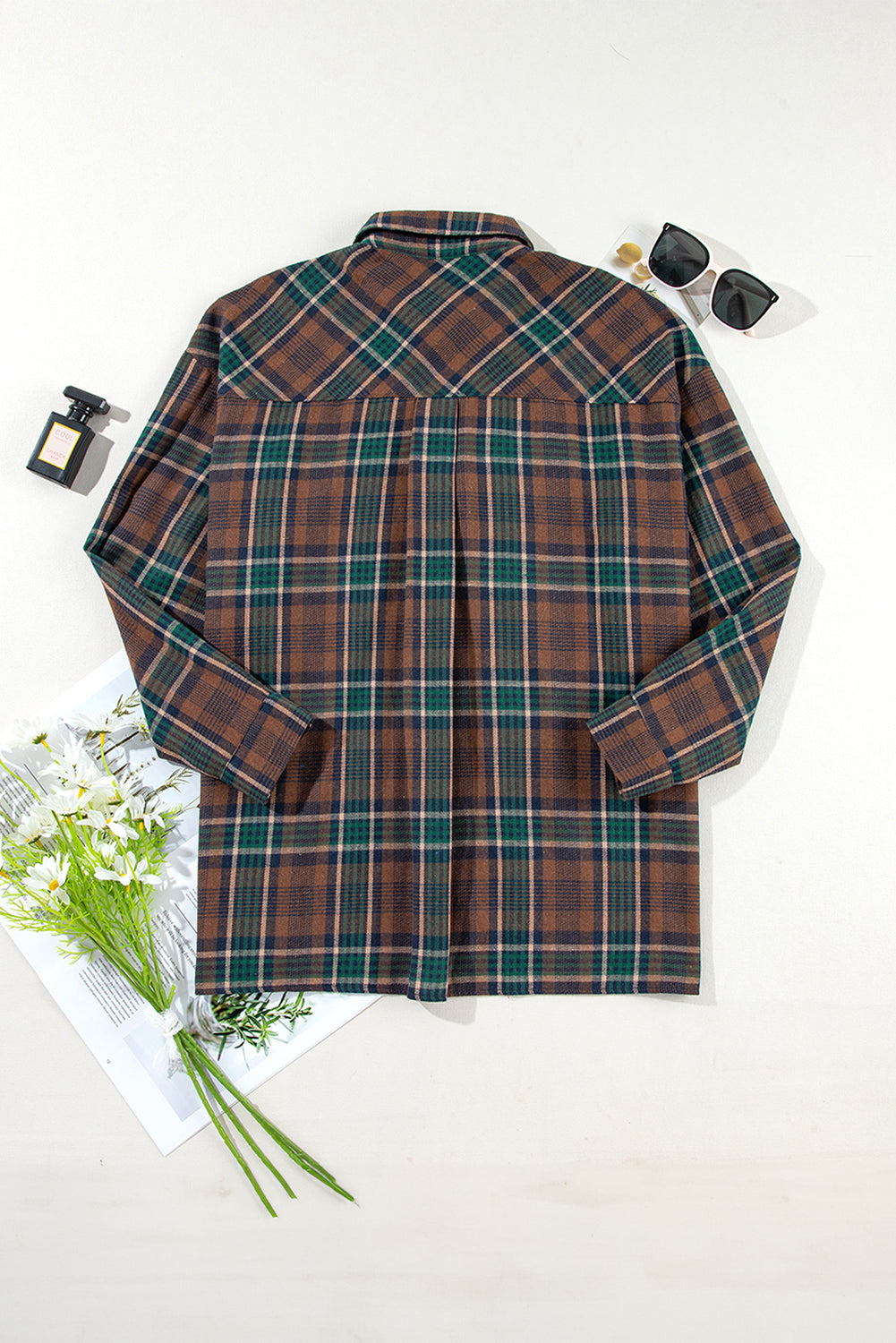 Braune Hemdjacke mit Karomuster und Brusttaschen mit Knöpfen