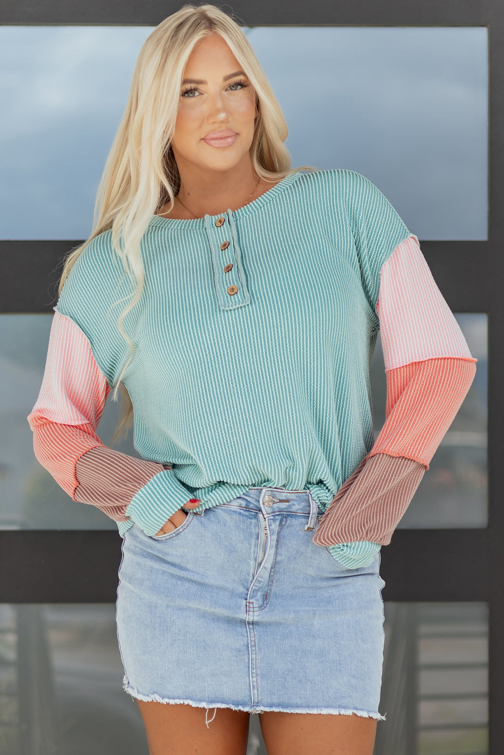 Mehrfarbiges Henley-Oberteil aus gedrehtem Rippenstrick mit Colorblock-Muster