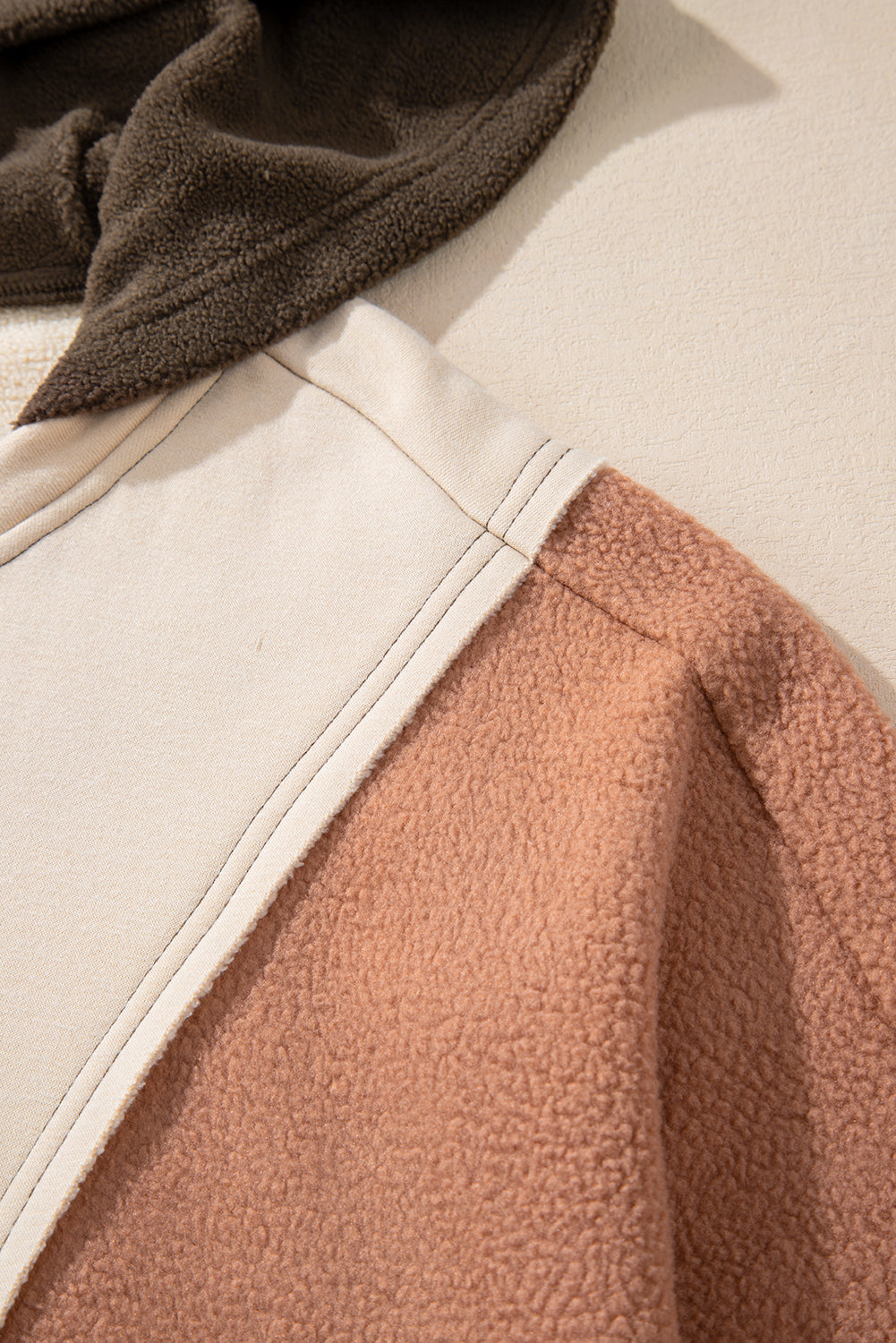 Brauner Hoodie mit sichtbaren Nähten und Farbblockdesign in Übergröße
