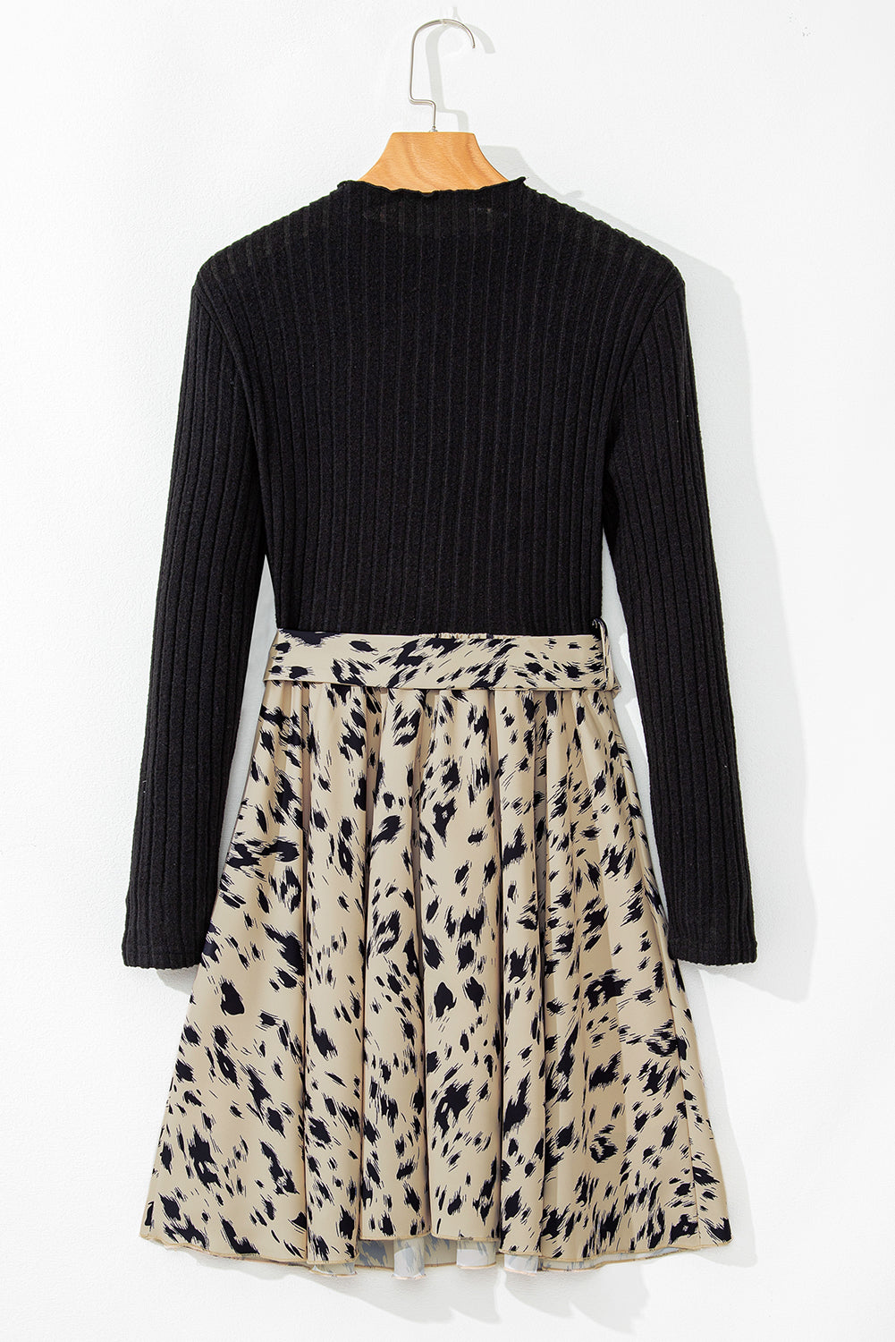 Schwarzes A-Linien-Kleid mit geripptem Patchwork-Muster und Gürtel