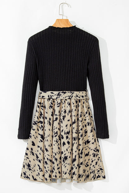 Schwarzes A-Linien-Kleid mit geripptem Patchwork-Muster und Gürtel