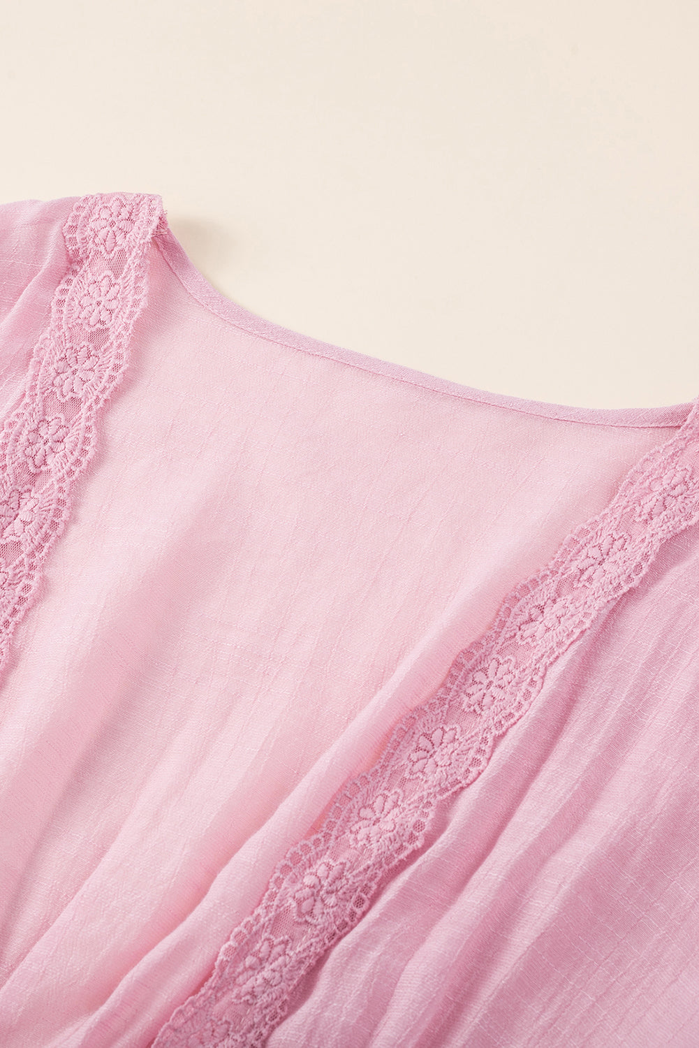 Hellrosa Maxi-Kimono mit offener Vorderseite und Spitzenspleiß