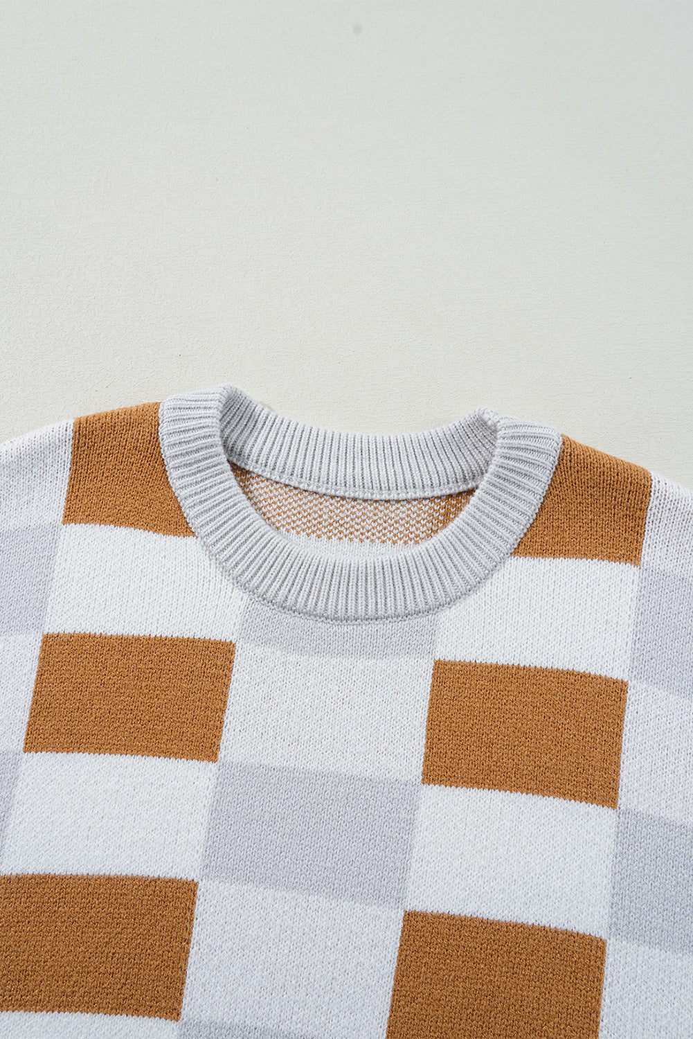 Khakifarbener Pullover mit Karomuster und geripptem Rand, Rundhalsausschnitt und überschnittenen Schultern