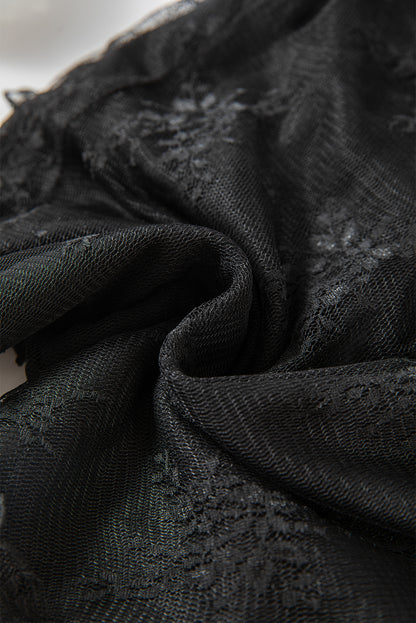 Schwarze, schmal geschnittene Langarmbluse mit Häkel-Spleißen und Spitzennetz