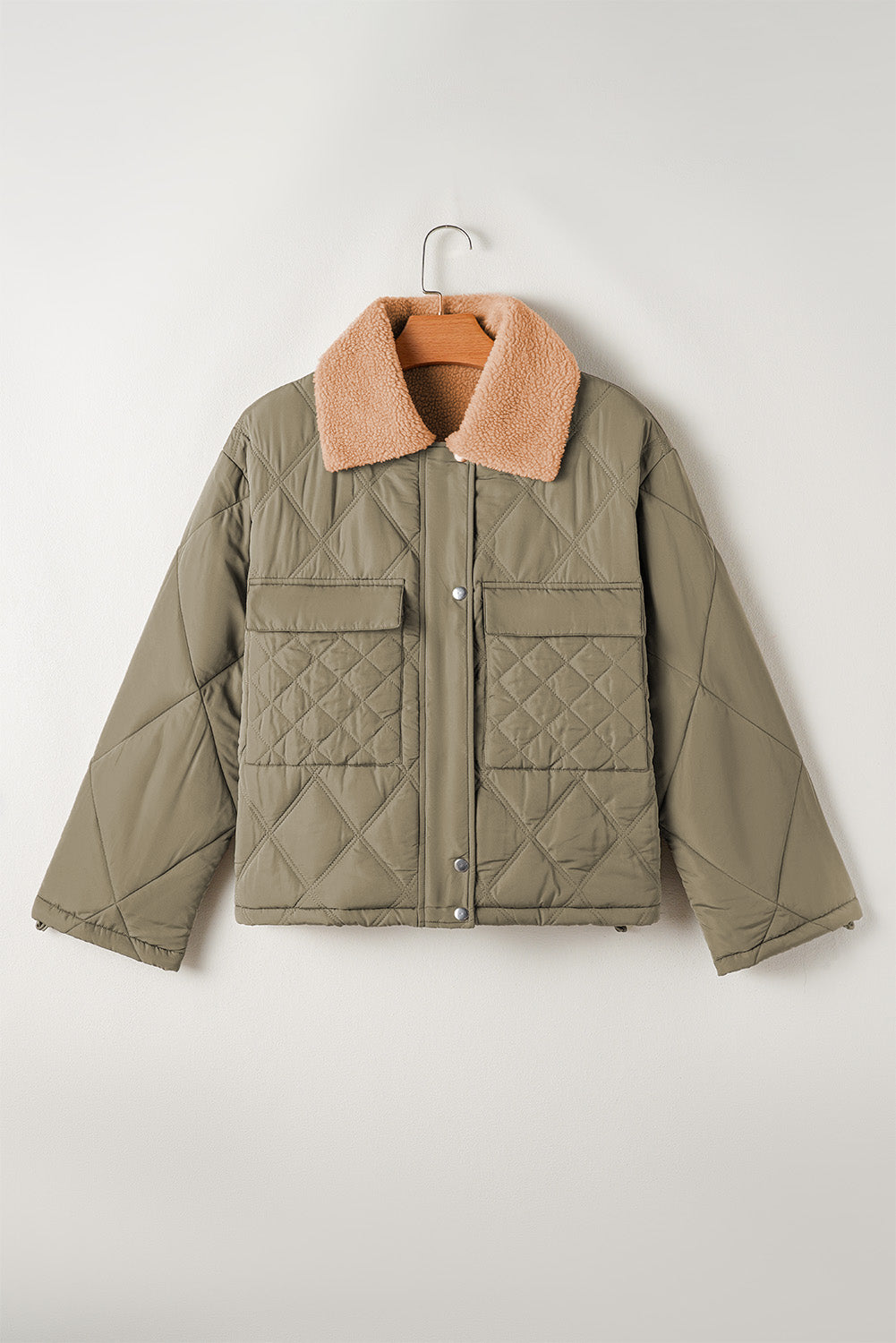Jungle Green – Gesteppte Pufferjacke mit Teddykragen und Pattentaschen
