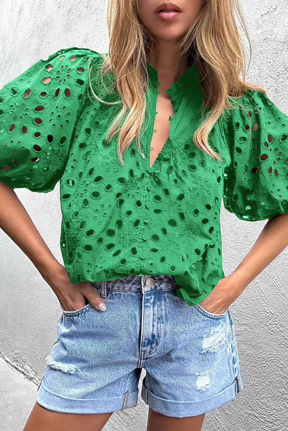 Grüne Bluse mit Blumenstickerei und Puffärmeln