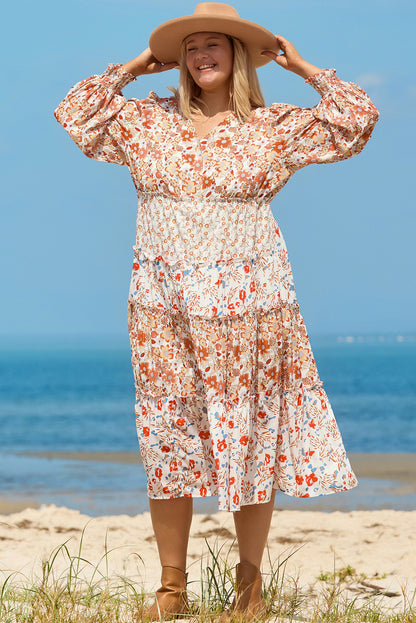 Khakifarbenes Maxikleid mit Blumenmuster und Rüschen in Übergröße