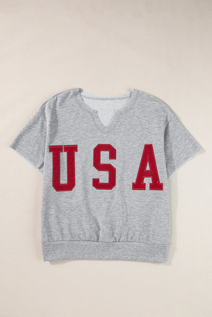 Hellgraues, lockeres T-Shirt mit USA-Schriftzug-Patch und eingekerbtem Ausschnitt