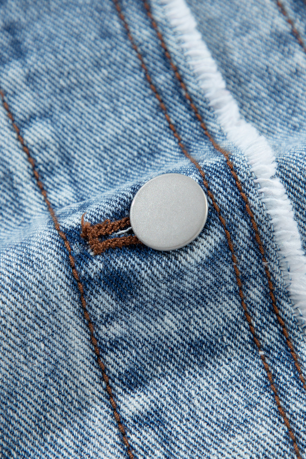 Beau Blue – Patchwork-Jeansjacke mit Kapuze und offenem Saum im Karomuster