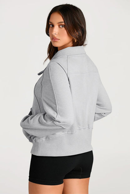 Hellgraues Sweatshirt mit Viertelreißverschluss, Stehkragen und Kängurutasche