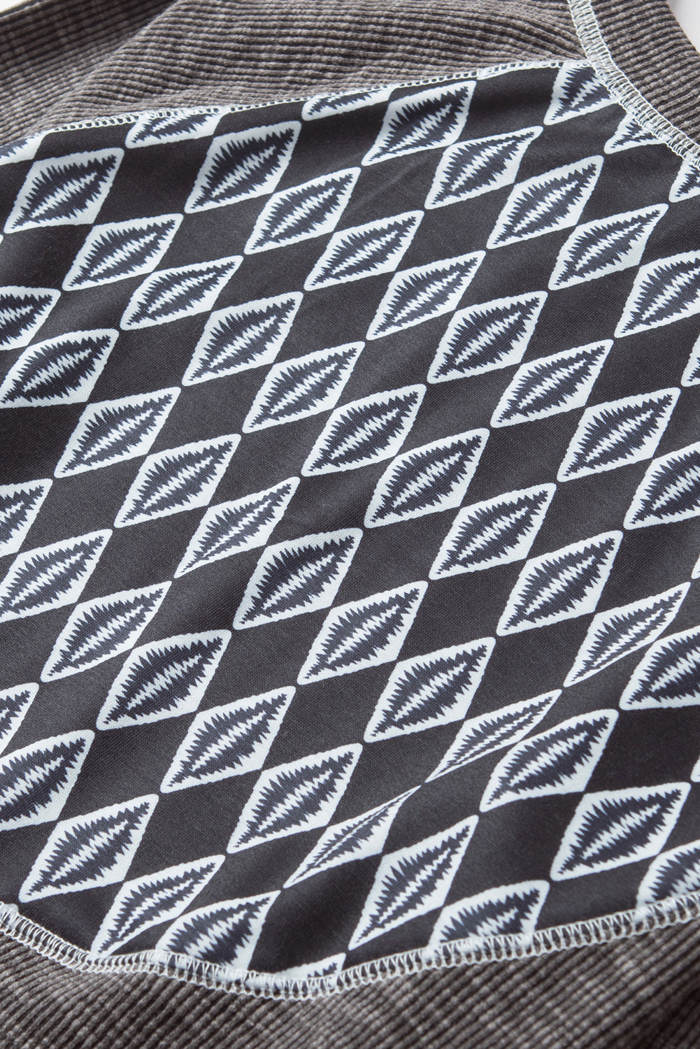 Graues, geripptes Langarm-Top mit Azteken-Patchwork