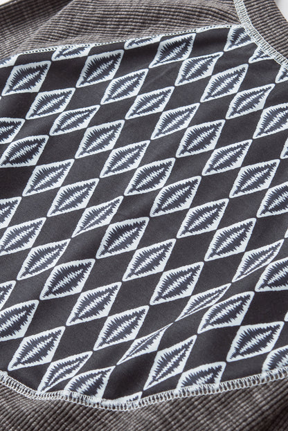 Graues, geripptes Langarm-Top mit Azteken-Patchwork