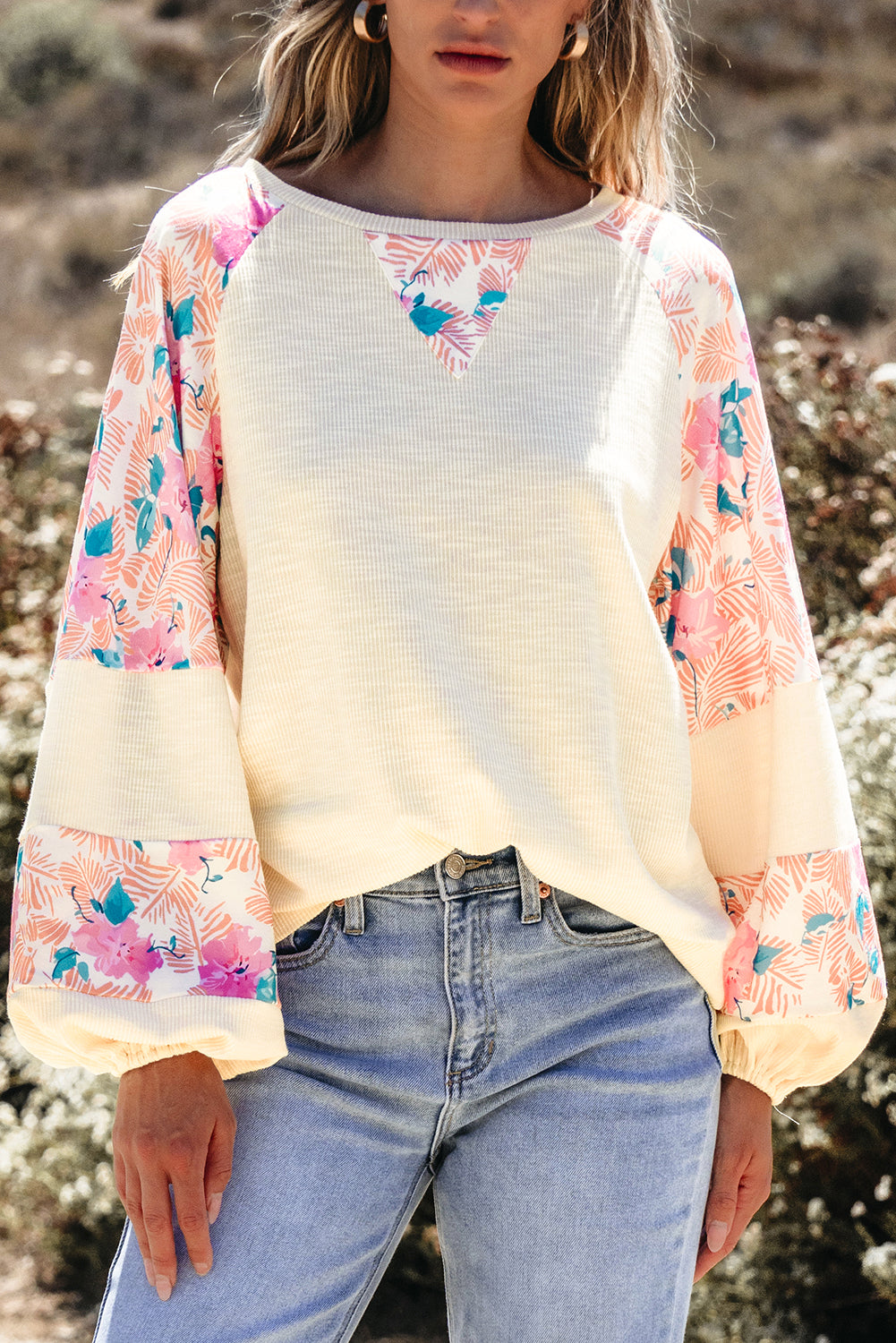 Aprikosenfarbene Bluse mit strukturiertem Patchwork und Ballonärmeln