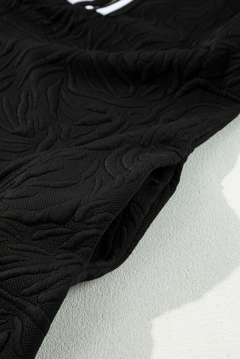 Schwarzes, strukturiertes Jacquard-Minikleid mit Viertelreißverschluss