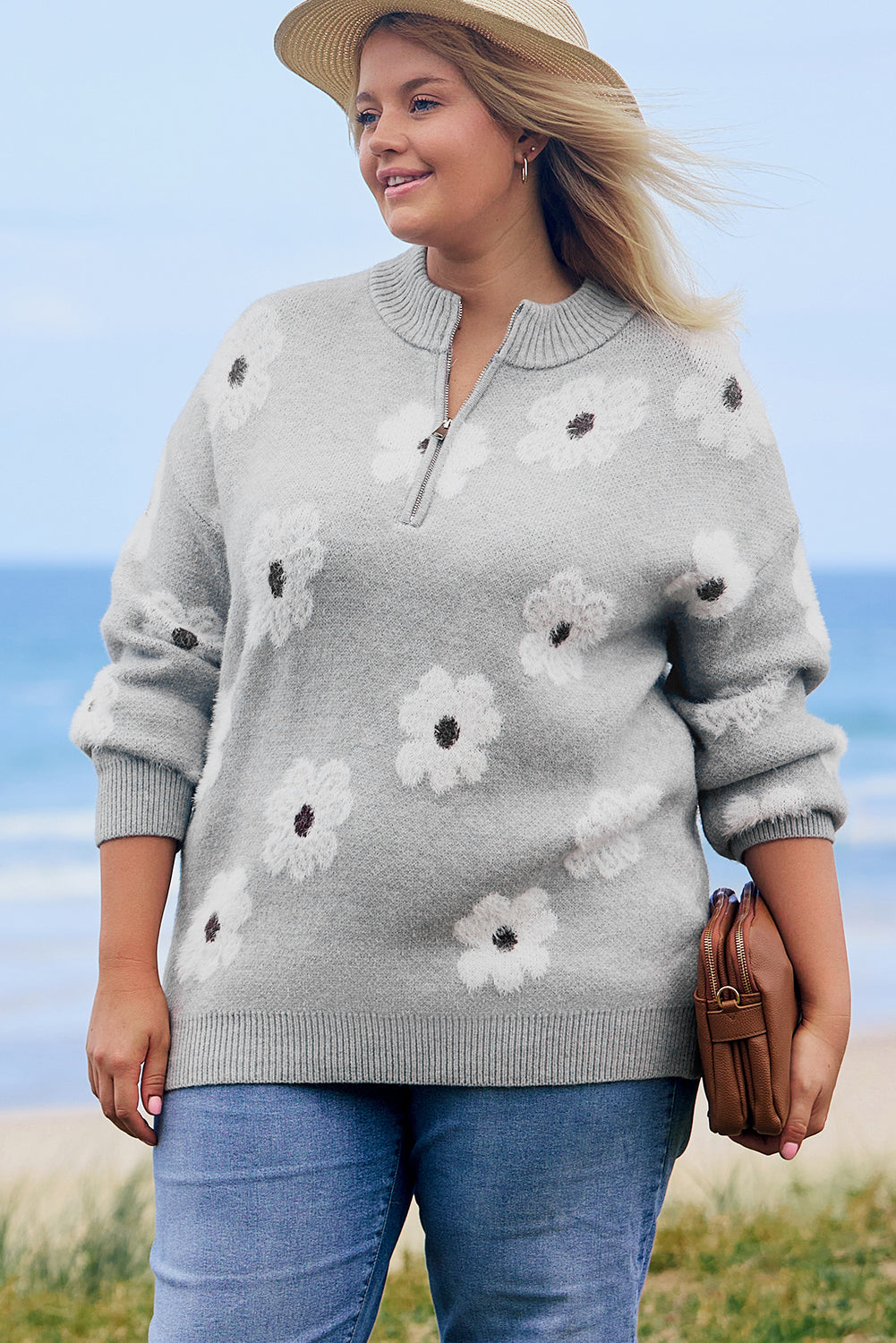 Grauer Pullover mit halbem Reißverschluss und Blumenmuster in Übergröße