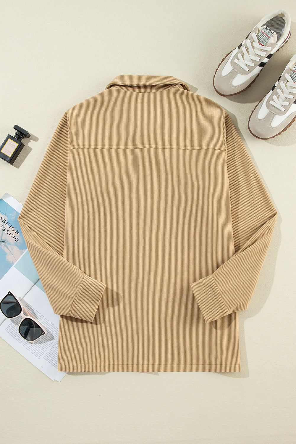 Helles französisches Beige, einfarbige Cord-Shacket mit Rüschen, Klapptasche und Knopfleiste