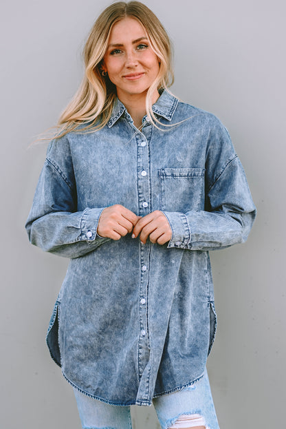Himmelblaues Vintage-Jeanshemd mit verwaschener Brusttasche