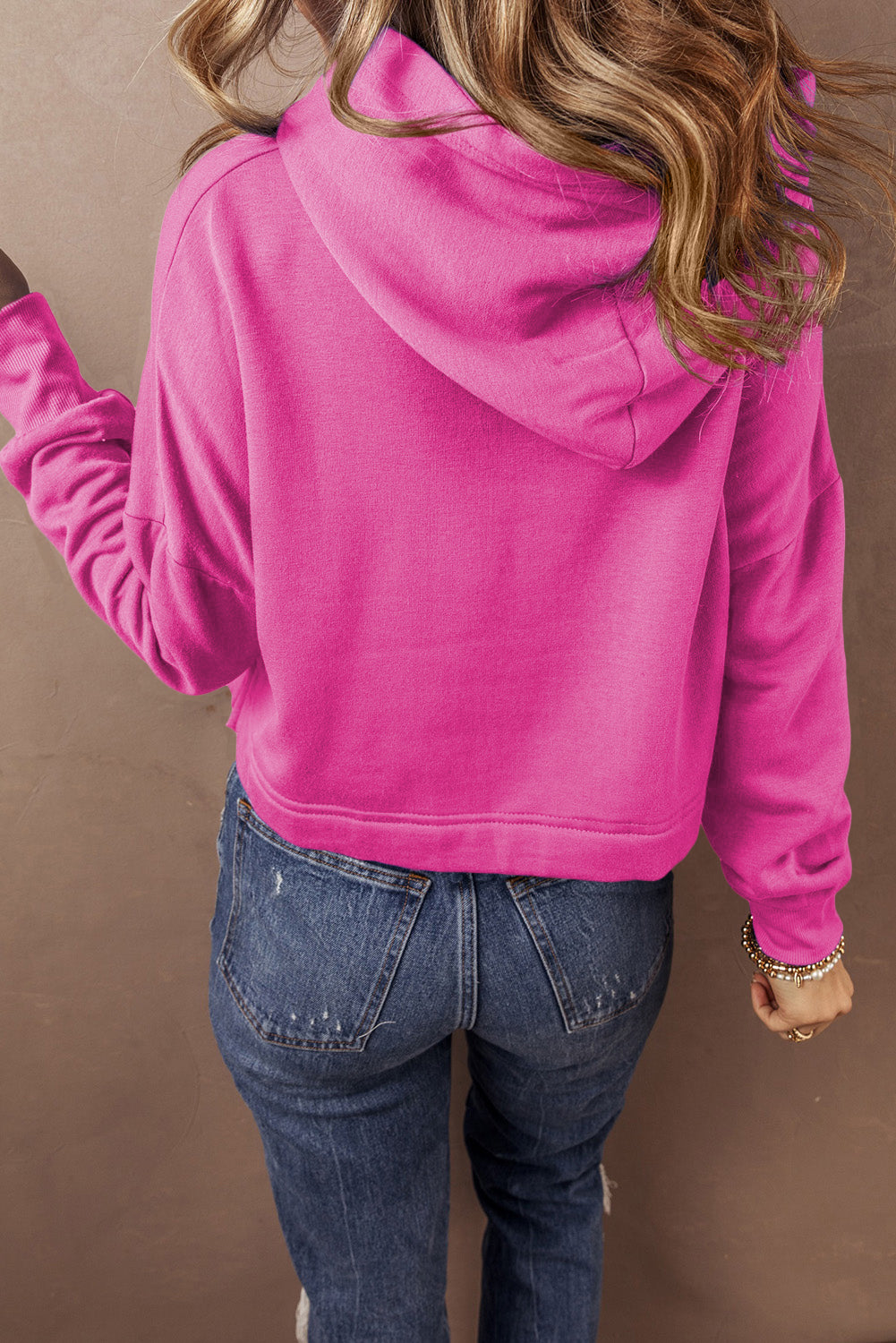 Sachet – Rosafarbener, einfarbiger, kurzer Hoodie mit überschnittener Schulterpartie und Kordelzug