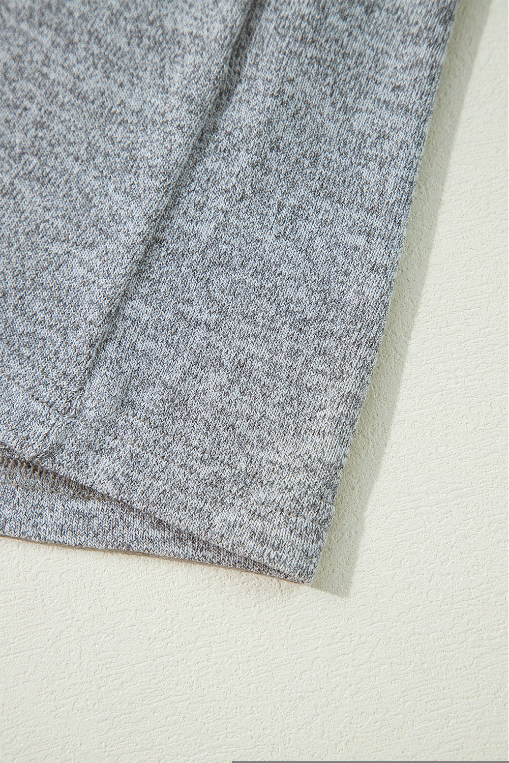 Leichte Strickjacke mit hoher Taille und offener Vorderseite in Volltonfarbe