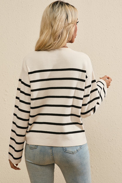 Schwarzer Cardigan mit Streifen, Pattentasche und Knöpfen