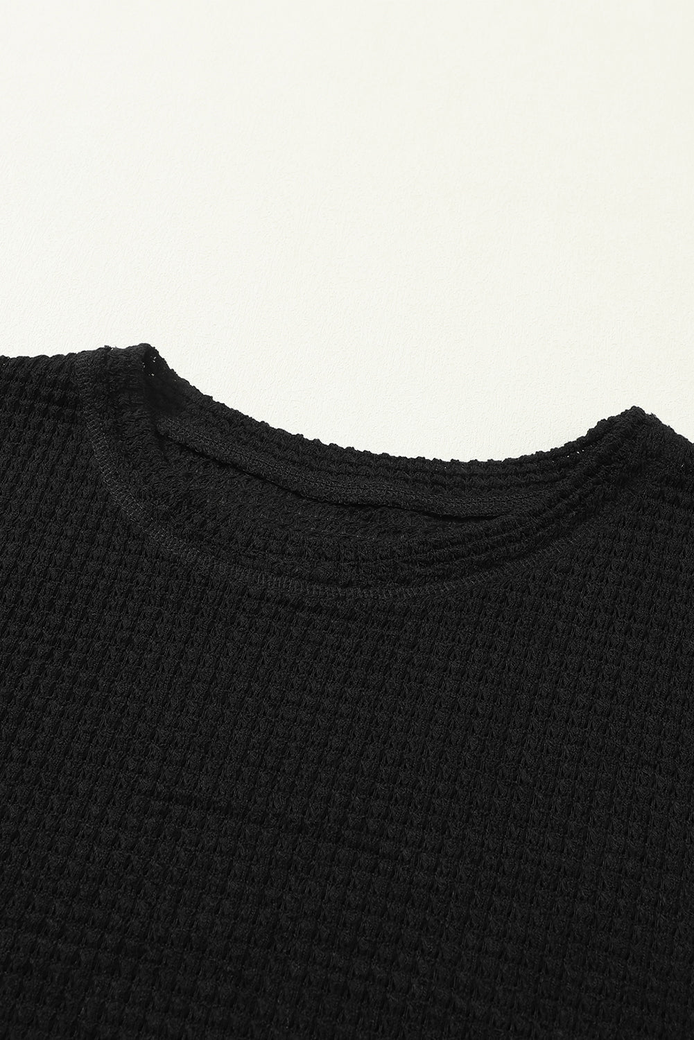 Schwarzes Oversize-Oberteil mit hohen Schlitzen und Waffelstrick
