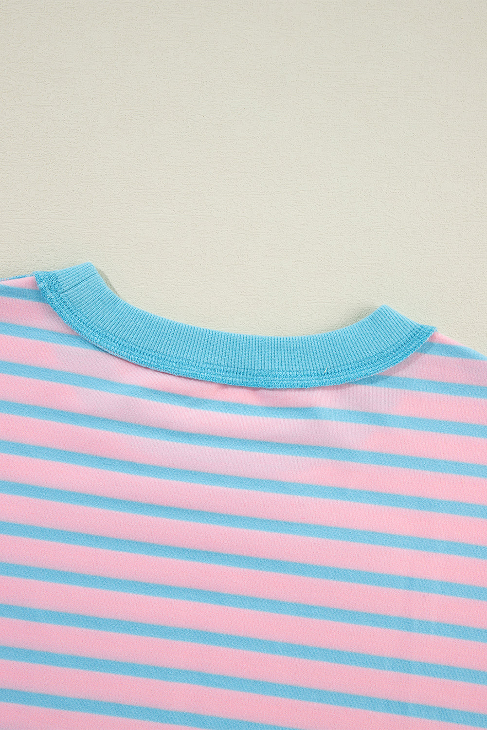 Rosa gestreiftes High-Low-Pullover-Tunika-Sweatshirt mit Kontrastbesatz