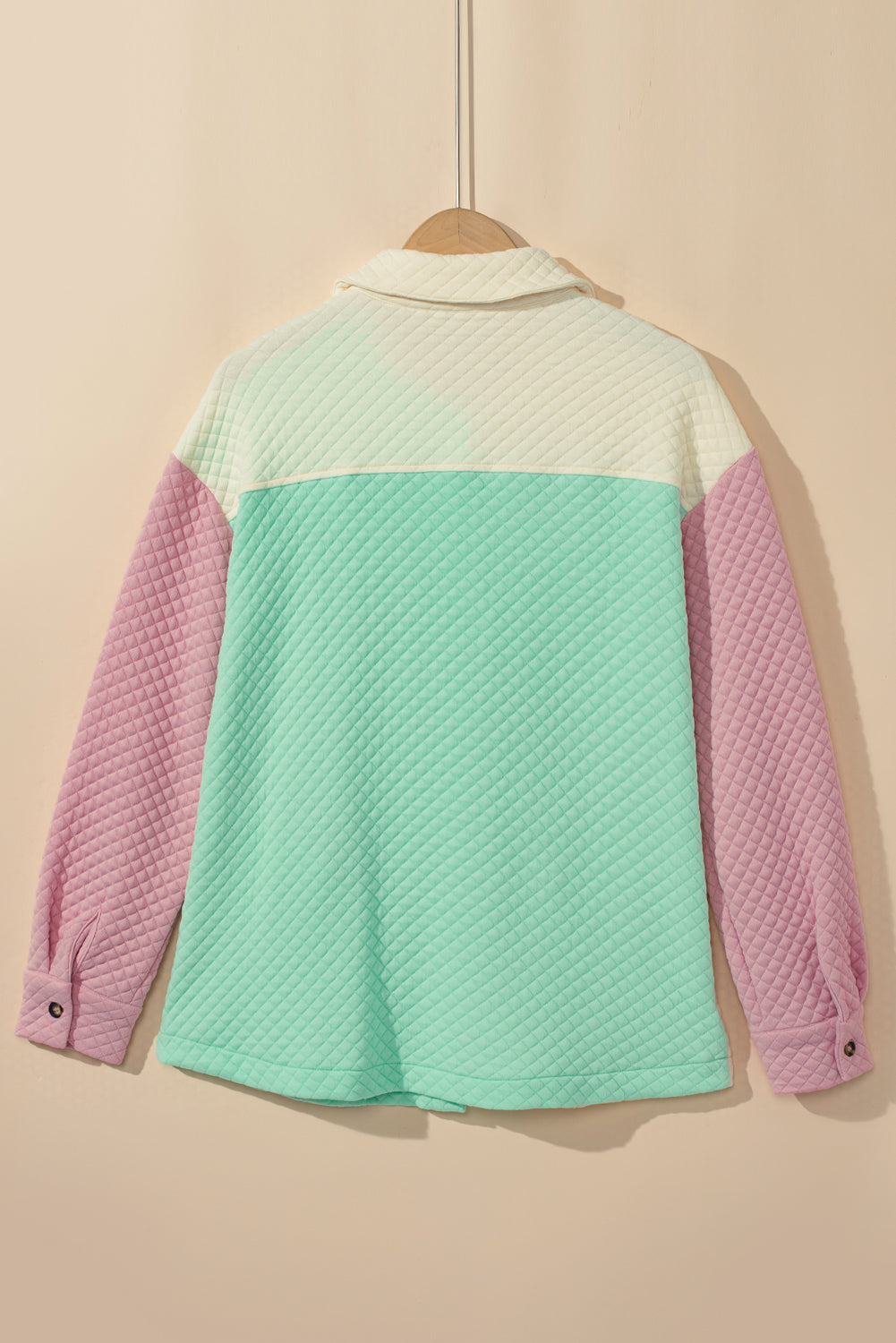 Grüne Steppjacke mit Patchwork-Patchwork-Klappentasche und Farbblock