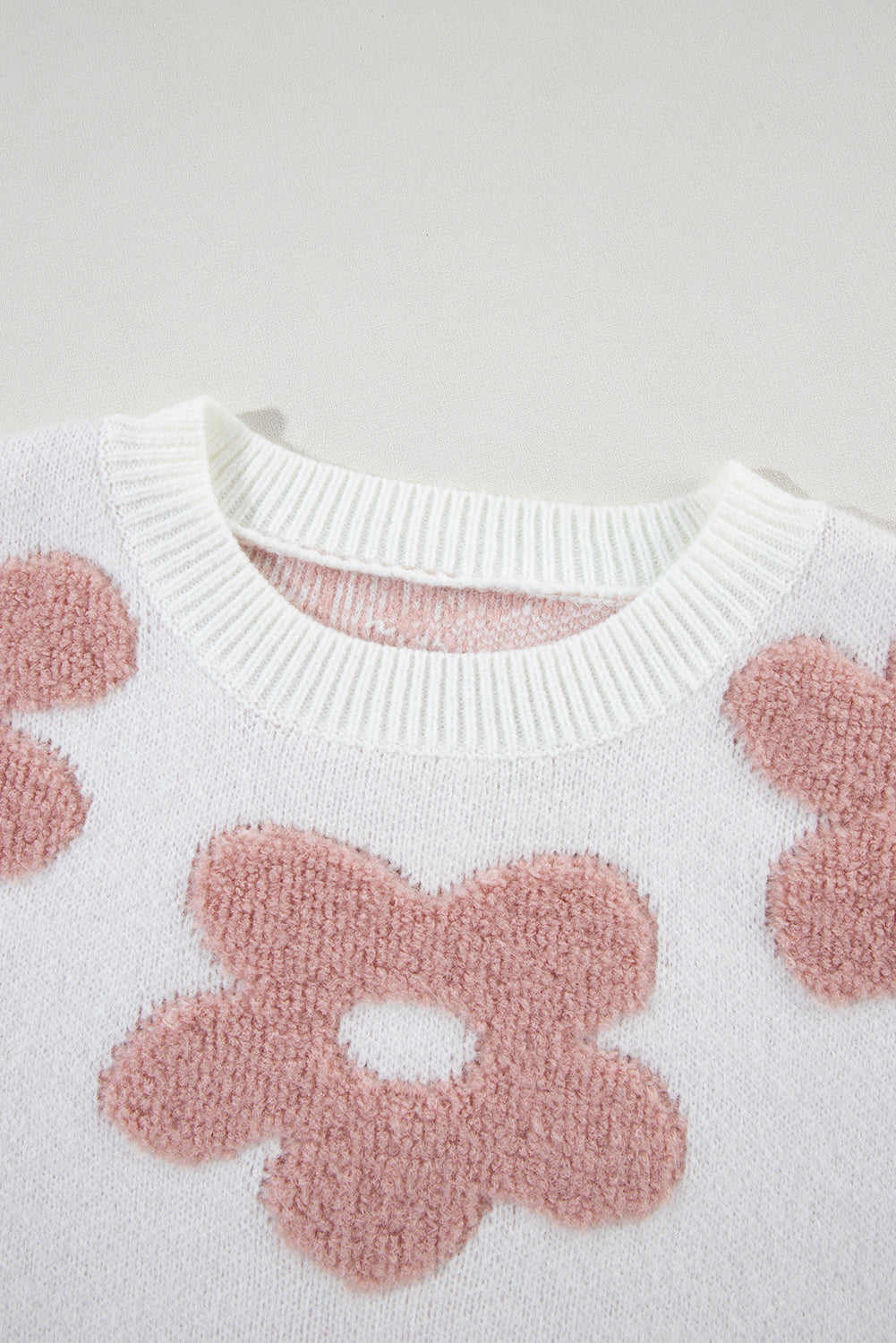 Weißer, strukturierter Pullover mit Blumenmuster und überschnittener Schulter