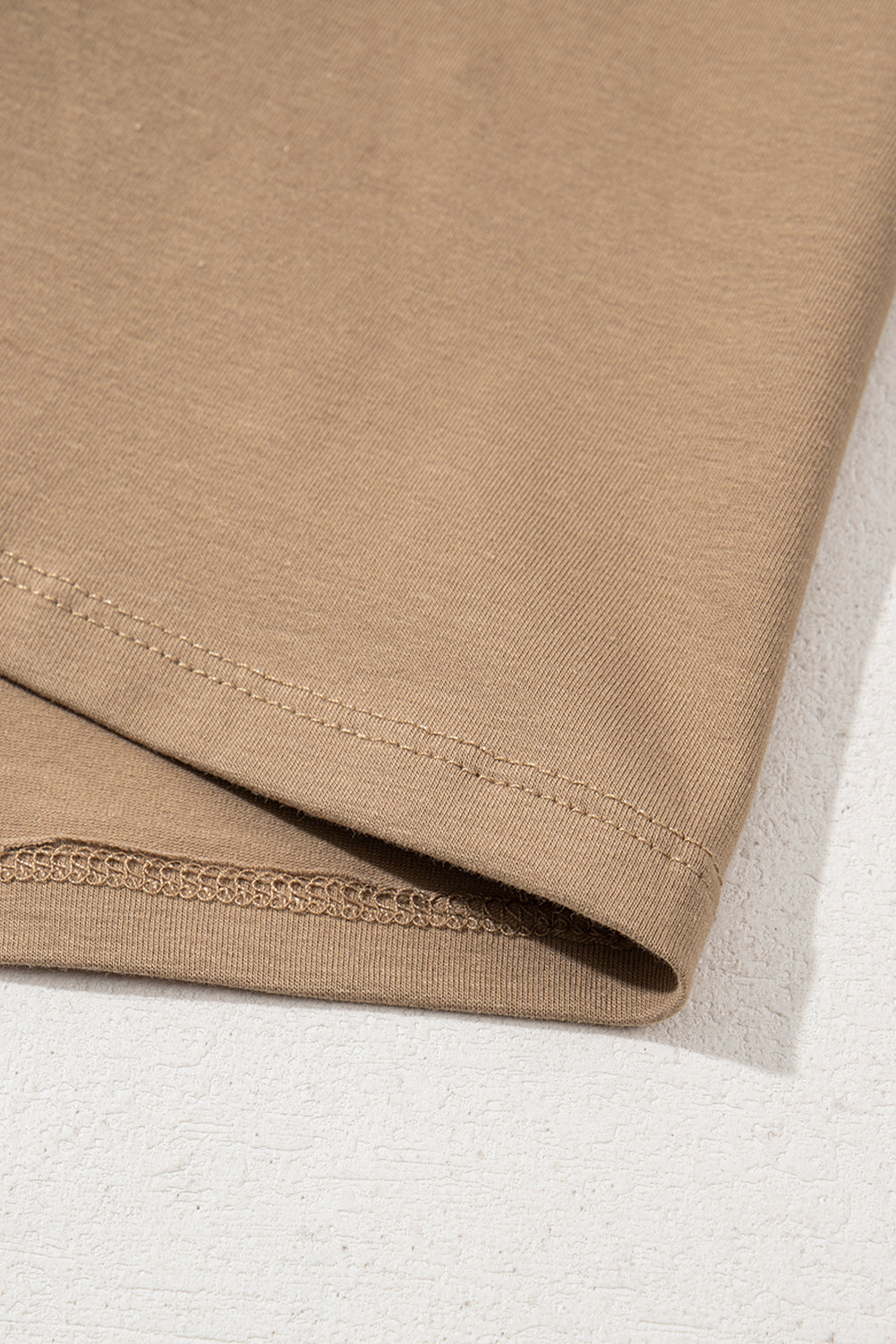 Helles Khaki-Oberteil mit langen Ärmeln und Knöpfen, V-Ausschnitt und schmaler Passform