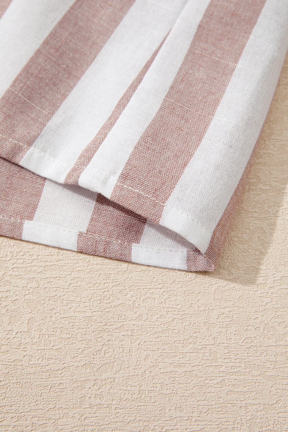 Lässiges, ärmelloses Hemd mit Knopfleiste und Streifen in Khaki