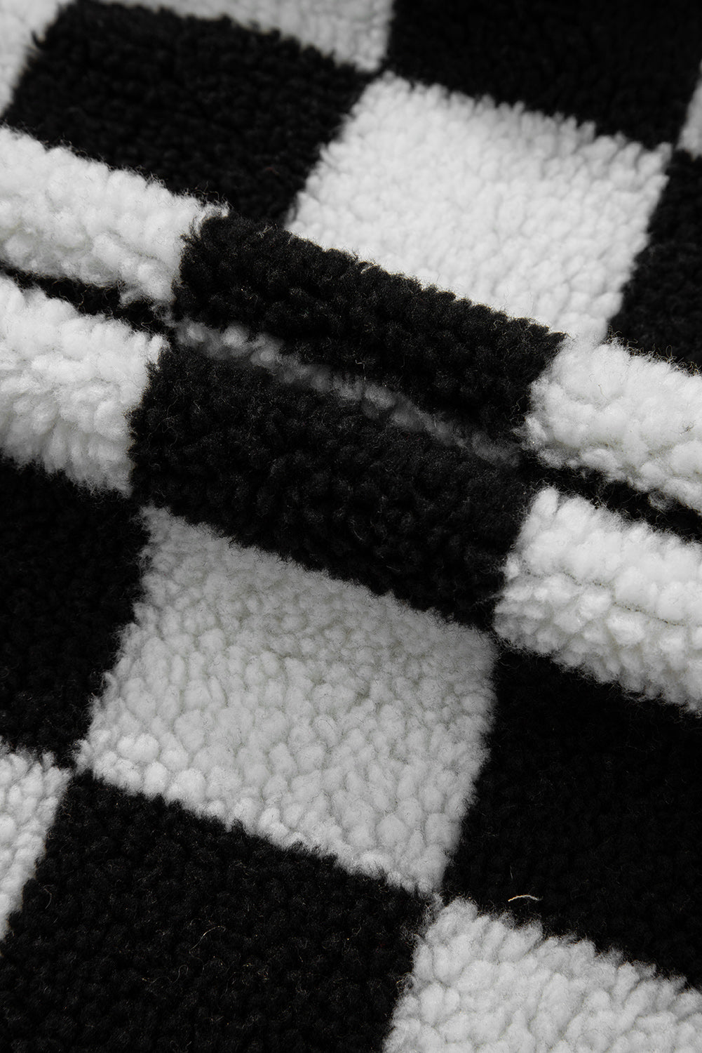 Schwarze, karierte Fleecejacke mit Seitentaschen, Kragen und Knöpfen