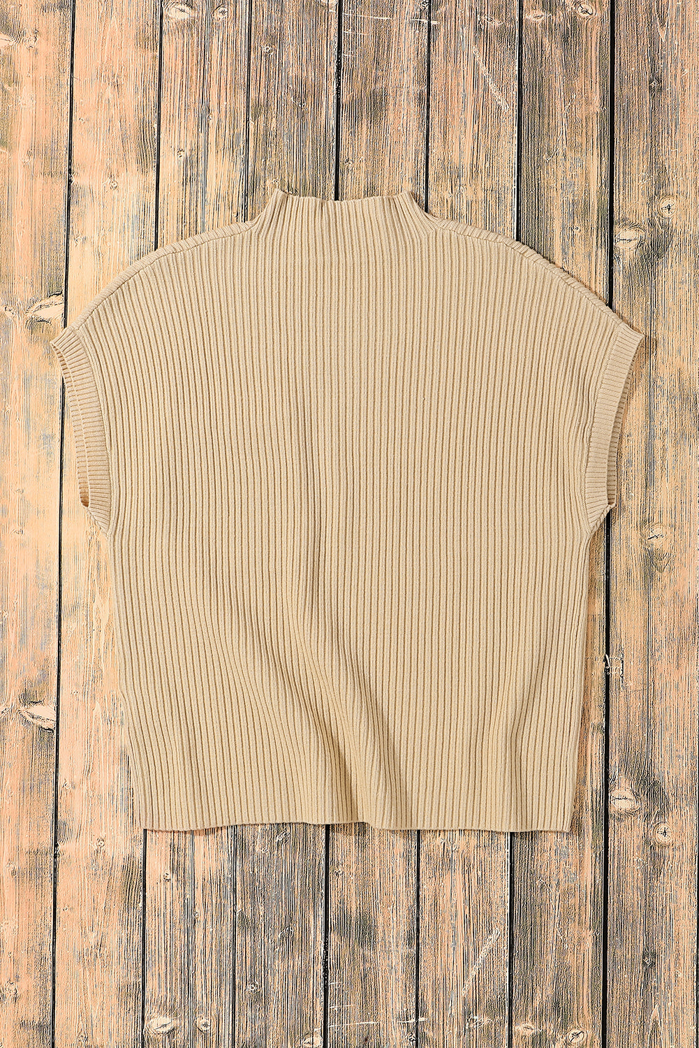 Haferflockenfarbener Rippstrickpullover mit aufgesetzten Taschen und kurzen Ärmeln