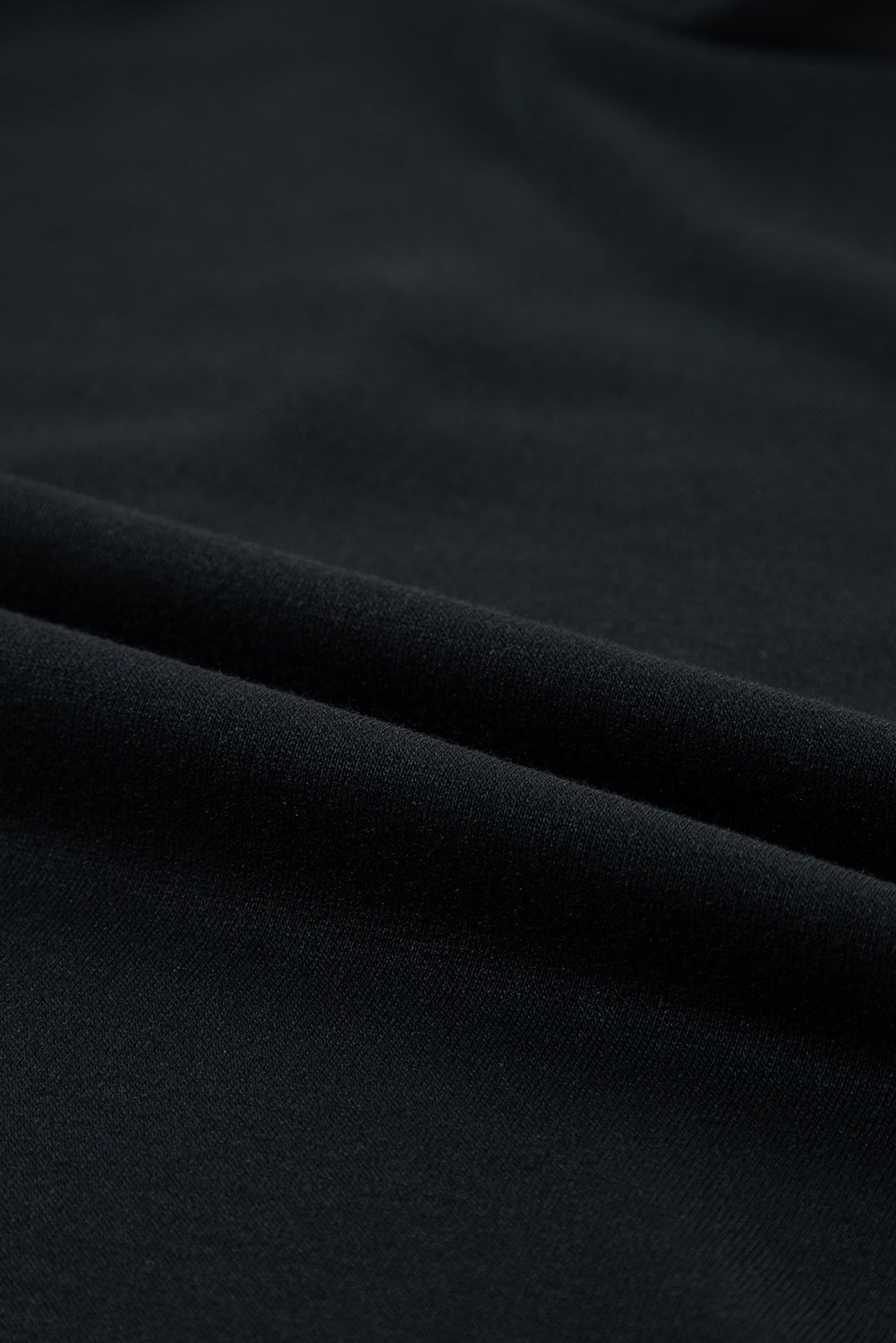 Schwarzes Etuikleid mit Flatterärmeln und Rundhalsausschnitt