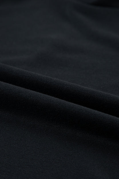 Schwarzes Etuikleid mit Flatterärmeln und Rundhalsausschnitt