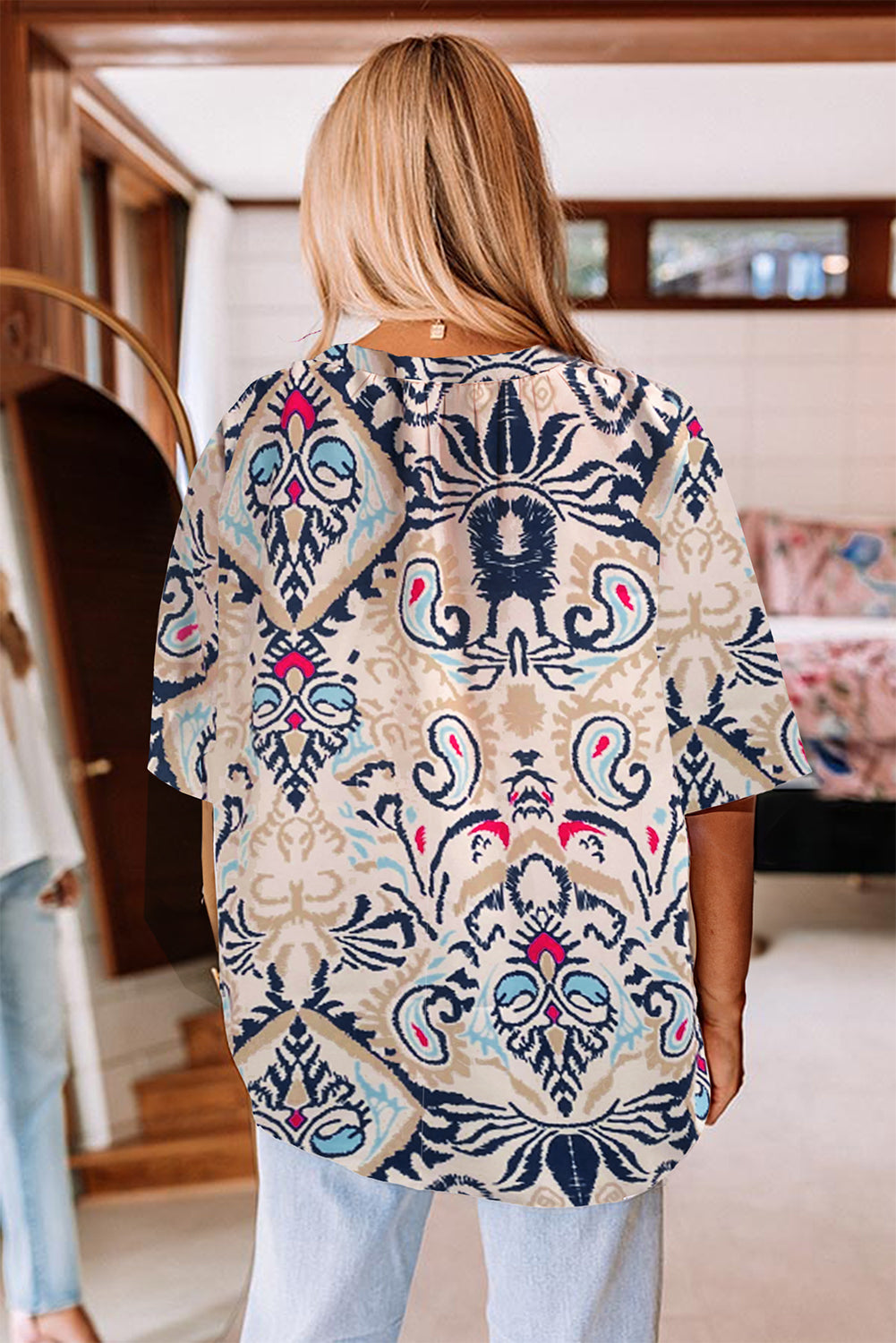 Weiße Bluse mit abstraktem Print und V-Ausschnitt, geschlitzten Halbarm