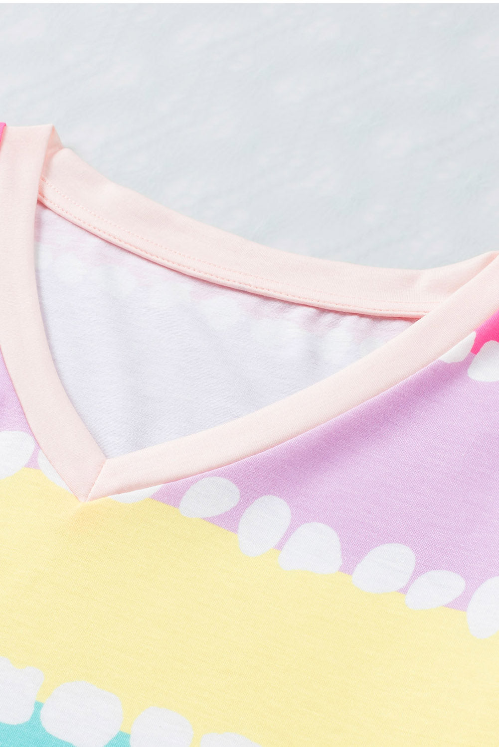 Gelb gestreiftes T-Shirt mit Farbblock und V-Ausschnitt