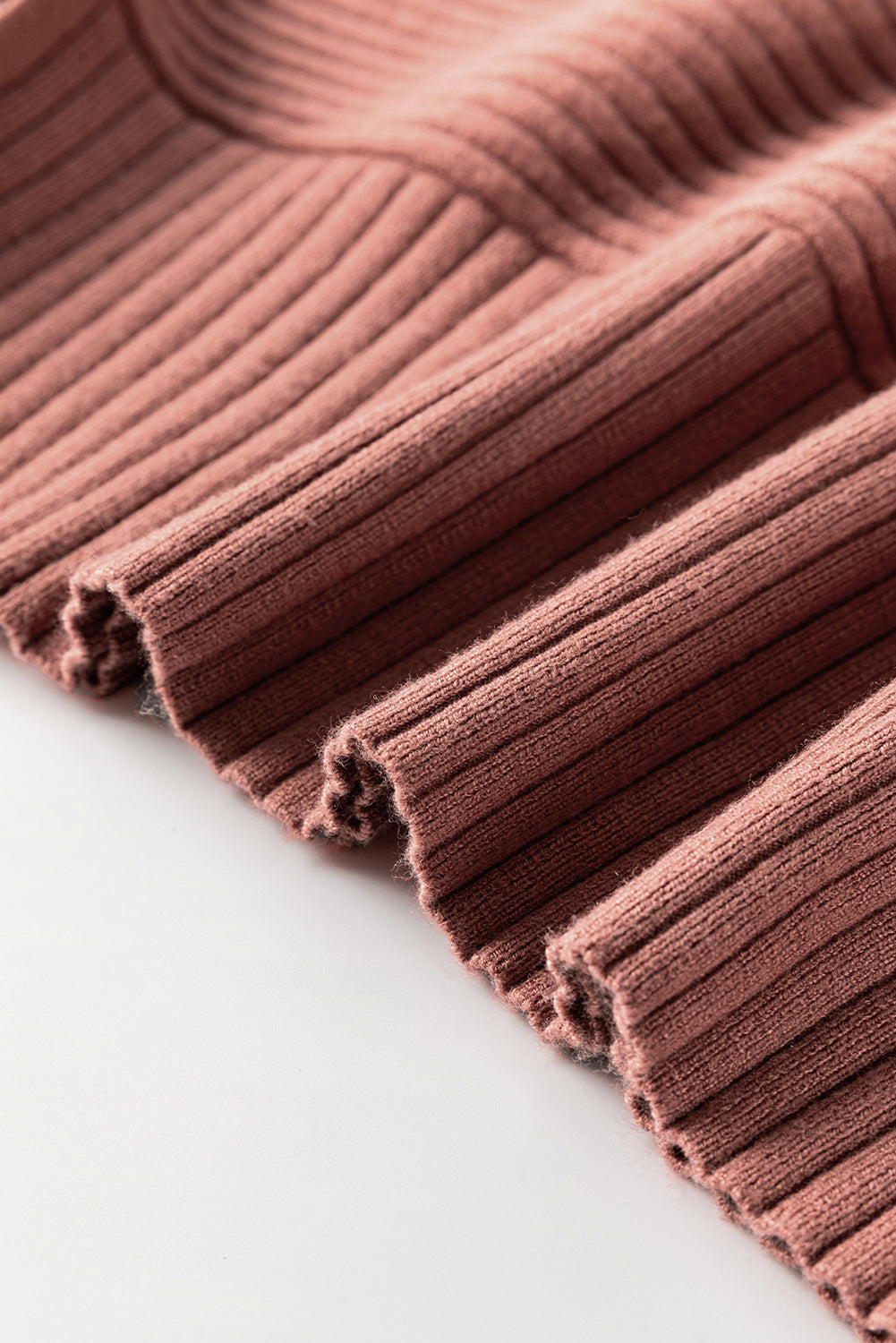 Mineralroter Rollkragenpullover aus Rippstrick