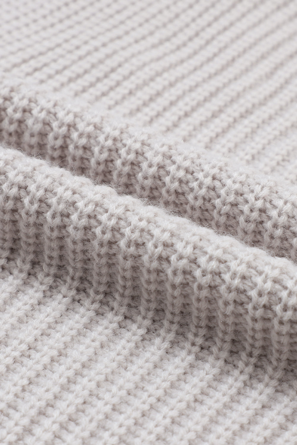 Grauer Oversize-Strickpullover mit umgeschlagenen Ärmeln