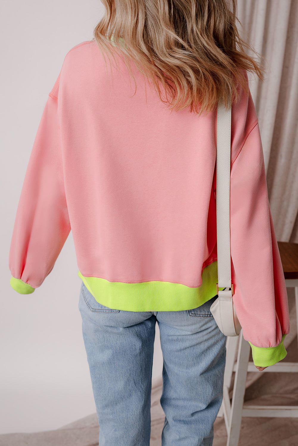 Rosa Sweatshirt mit Farbblock-Muster und Puffärmeln
