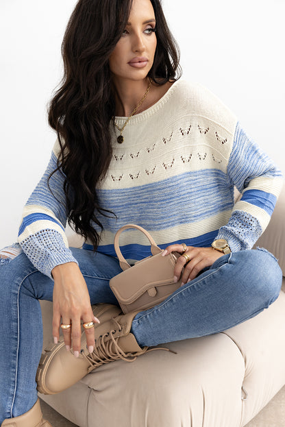 Hellblauer Pullover mit offenen Maschen und Puffärmeln