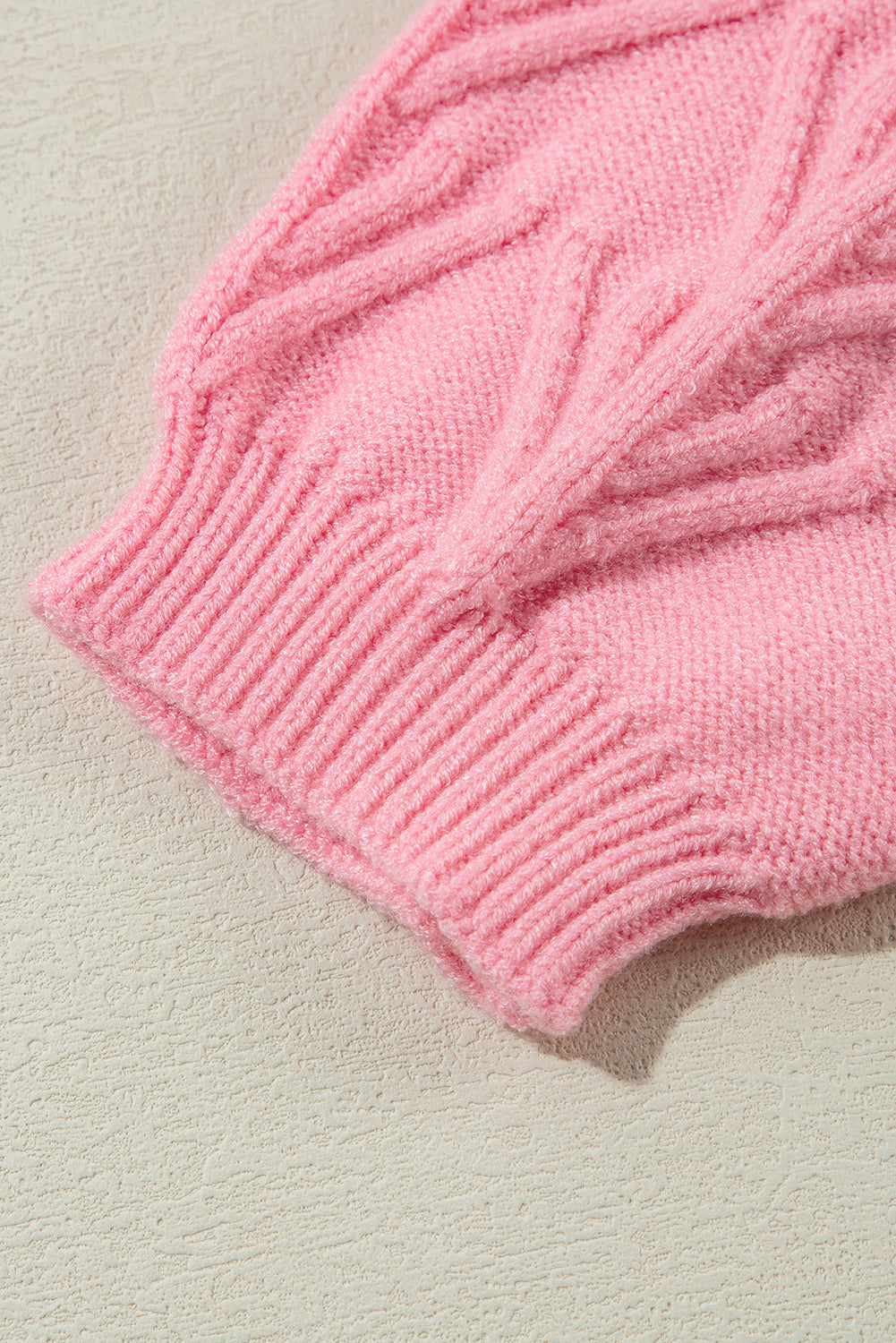 Gestrickter Pullover mit gekerbtem Kragen und Pfirsichblüten-Detail