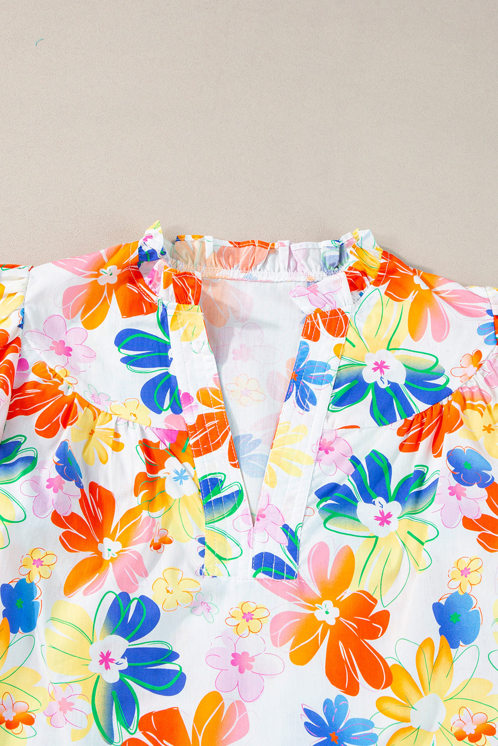 Weißes Flattertop mit Blumenstrauß