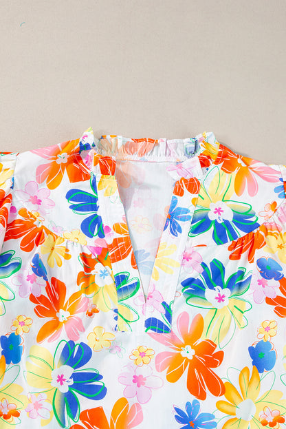 Weißes Flattertop mit Blumenstrauß